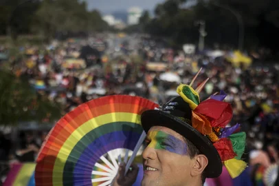 PORTO ALEGRE, RS, BRASIL, 13-07-2025: Estacio Louzada, 43, durante a Parada de Luta LGBTQIAPN+, que percorre as ruas de Porto Alegre neste domingo (13), para celebrar a diversidade. Evento teve concentracao no Parque Farroupilha (Redencao), de onde os participantes caminharam ate a orla, junto a Usina do Gasometro, com apresentacoes musicais, homenagens e performances de arte drag e transformista. Foto: Mateus Bruxel/Agencia RBSIndexador: MATEUS BRUXEL<!-- NICAID(16079734) -->
