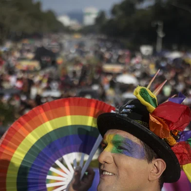 PORTO ALEGRE, RS, BRASIL, 13-07-2025: Estacio Louzada, 43, durante a Parada de Luta LGBTQIAPN+, que percorre as ruas de Porto Alegre neste domingo (13), para celebrar a diversidade. Evento teve concentracao no Parque Farroupilha (Redencao), de onde os participantes caminharam ate a orla, junto a Usina do Gasometro, com apresentacoes musicais, homenagens e performances de arte drag e transformista. Foto: Mateus Bruxel/Agencia RBSIndexador: MATEUS BRUXEL<!-- NICAID(16079734) -->