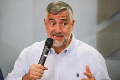Porto Alegre, RS, Brasil -21.05.2024: Coletiva com ministros sobre verbas destinadas ao RS. FOTO: DUDA FORTES, AGÊNCIA RBSNa imagem, Paulo Pimenta - Ministro de Estado da Secretaria Extraordinária da Presidência da República para Apoio à Reconstrução do Rio Grande do Sul<!-- NICAID(15769200) -->