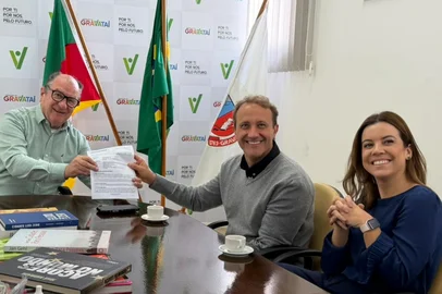 Seis anos após desistir, Mercado Livre retoma plano em Gravataí e recebe licença para unidade. Na foto, o prefeito Luiz Zaffalon entrega licença de operação a executivos da empresa, diretor Luiz Augusto Vergueiro e gerente Andrea Vieira Laurino.<!-- NICAID(16328847) -->