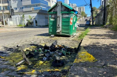 Contêiner amarelo incendiado rua Virgílio Ramos, bairro Madureira, em Caxias do Sul<!-- NICAID(15510821) -->