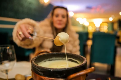 Arcanjo Restaurante, de Caxias do Sul, amplia em 30% o número de lugares no inverno para atender demanda por fondue. Na foto, Viviane SmiderleIndexador: Neimar De Cesero<!-- NICAID(15828616) -->