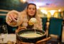Inverno é tempo de fondue: prato criado para aquecer camponeses se tornou carro-chefe de restaurantes da Serra