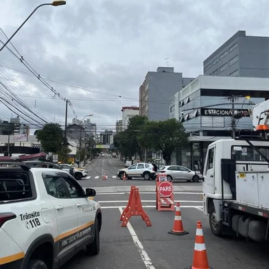 O semáforo da Os Dezoito do Forte no cruzamento com a Marechal Floriano foi arrancado após uma colisão entre dois veículos, o equipamento será reinstalado apenas na próxima segunda-feira (30)<!-- NICAID(15582242) -->