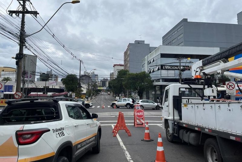O semáforo da Os Dezoito do Forte no cruzamento com a Marechal Floriano foi arrancado após uma colisão entre dois veículos, o equipamento será reinstalado apenas na próxima segunda-feira (30)<!-- NICAID(15582242) -->