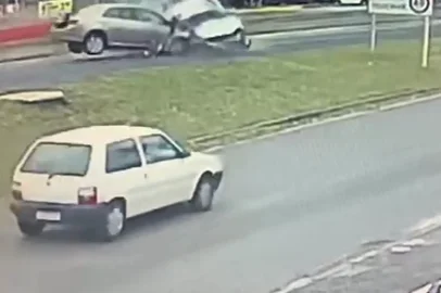 Momento em que um Celta colide em um Corolla na RS-239, em Sapiranga