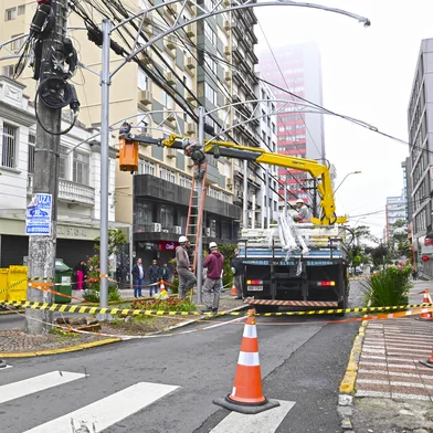 Trabalhos estão ocorrendo entre as ruas Visconde de Pelotas e Garibaldi com uma das vias bloqueadas a medida que os trabalhos forem avançando em direção ao bairro São Pelegrino<!-- NICAID(16154616) -->