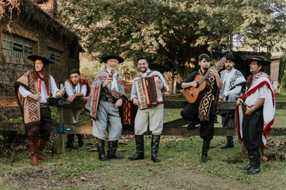 Conjunto musical tradicionalista Os Serranos<!-- NICAID(16344206) -->
