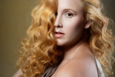 Exposição fotográfica “Mulheres em Escarlate”, que estará na Amendoeira Chocolaterie entre 19 de setembro e 8 de outubro. A abertura para convidados será na noite de 18 de setembro, às 19h30min.Nessa exposição, o cabelo ruivo é apresentado como expressão de arte e integra o evento de lançamento da nova marca da cabeleireira caxiense Sabrina Rigo. Seis clientes da especialista em ruivos foram fotografadas por Gustavo Juber, em um conceito inspirado no Renascimento, e são os rostos da exposição “Mulheres em Escarlate”, que abre no dia 18 de setembro e se estende até 8 de outubro, na Amendoeira Chocolateri<!-- NICAID(16123062) -->