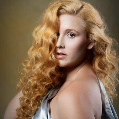 Exposição fotográfica “Mulheres em Escarlate”, que estará na Amendoeira Chocolaterie entre 19 de setembro e 8 de outubro. A abertura para convidados será na noite de 18 de setembro, às 19h30min.Nessa exposição, o cabelo ruivo é apresentado como expressão de arte e integra o evento de lançamento da nova marca da cabeleireira caxiense Sabrina Rigo. Seis clientes da especialista em ruivos foram fotografadas por Gustavo Juber, em um conceito inspirado no Renascimento, e são os rostos da exposição “Mulheres em Escarlate”, que abre no dia 18 de setembro e se estende até 8 de outubro, na Amendoeira Chocolateri<!-- NICAID(16123062) -->