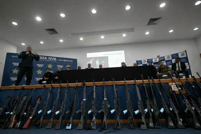 Secretaria de Segurança Pública do Rio de Janeiro apresentou armas apreendidas na operação<!-- NICAID(16156560) -->