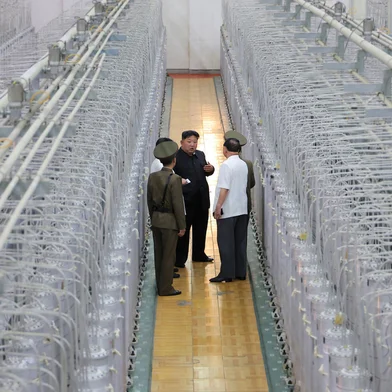 This undated photo released from North Korea's official Korean Central News Agency (KCNA) via KNS on September 13, 2024 shows North Korean leader Kim Jong Un (C) inspecting the Nuclear Weapons Institute and the production base of weapon-grade nuclear materials, at an undisclosed location in North Korea. (Photo by KCNA VIA KNS / AFP) / South Korea OUT / ---EDITORS NOTE--- RESTRICTED TO EDITORIAL USE - MANDATORY CREDIT "AFP PHOTO/KCNA VIA KNS" - NO MARKETING NO ADVERTISING CAMPAIGNS - DISTRIBUTED AS A SERVICE TO CLIENTSTHIS PICTURE WAS MADE AVAILABLE BY A THIRD PARTY. AFP CAN NOT INDEPENDENTLY VERIFY THE AUTHENTICITY, LOCATION, DATE AND CONTENT OF THIS IMAGE. / <!-- NICAID(15865550) -->
