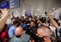 Após rescindir com o Grêmio, Maicon retorna a Porto Alegre e é recepcionado por torcedores no aeroporto