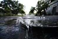 PORTO ALEGRE,RS,BRASIL.2020,09,25.Vazamento do esgoto sanitário do DMAE,na Rua Marcílio Dias, com a Rua Zero Hora,causa transtornos aos moradores.(RONALDO BERNARDI/AGENCIA RBS).<!-- NICAID(14601056) -->