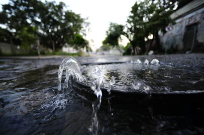 PORTO ALEGRE,RS,BRASIL.2020,09,25.Vazamento do esgoto sanitário do DMAE,na Rua Marcílio Dias, com a Rua Zero Hora,causa transtornos aos moradores.(RONALDO BERNARDI/AGENCIA RBS).<!-- NICAID(14601056) -->