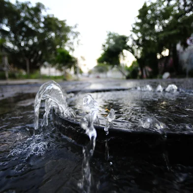 PORTO ALEGRE,RS,BRASIL.2020,09,25.Vazamento do esgoto sanitário do DMAE,na Rua Marcílio Dias, com a Rua Zero Hora,causa transtornos aos moradores.(RONALDO BERNARDI/AGENCIA RBS).<!-- NICAID(14601056) -->