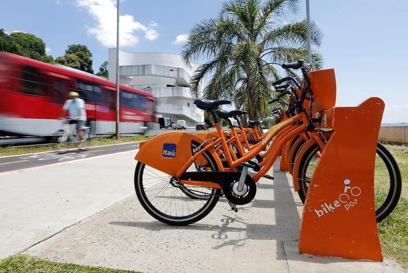 PORTO ALEGRE, RS, BRASIL, 09-02-2017: Estação Bike Poa na orla do Guaiba perto do Museu Iberê Camargo. (Foto: Mateus Bruxel / Agência RBS)