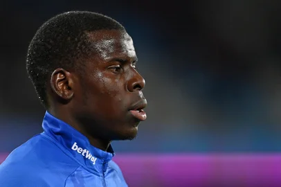 West Ham United's French defender Kurt Zouma looks on ahead of the English Premier League football match between West Ham and Watford at the London Stadium, in London on February 8, 2022. (Photo by Glyn KIRK / AFP) / RESTRICTED TO EDITORIAL USE. No use with unauthorized audio, video, data, fixture lists, club/league logos or 'live' services. Online in-match use limited to 120 images. An additional 40 images may be used in extra time. No video emulation. Social media in-match use limited to 120 images. An additional 40 images may be used in extra time. No use in betting publications, games or single club/league/player publications. / Editoria: SPOLocal: LondonIndexador: GLYN KIRKSecao: soccerFonte: AFPFotógrafo: STR<!-- NICAID(15014555) -->