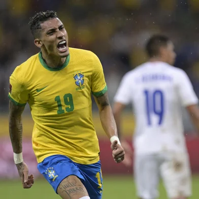 Brazil's Raphinha celebrates after scoring against Paraguay during the South American qualification football match for the FIFA World Cup Qatar 2022 at the Mineirao stadium in Belo Horizonte, Brazil, on February 1, 2022. (Photo by DOUGLAS MAGNO / AFP)Editoria: SPOLocal: Belo HorizonteIndexador: DOUGLAS MAGNOSecao: soccerFonte: AFPFotógrafo: STR<!-- NICAID(15004578) -->