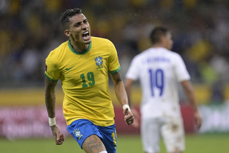 Brazil's Raphinha celebrates after scoring against Paraguay during the South American qualification football match for the FIFA World Cup Qatar 2022 at the Mineirao stadium in Belo Horizonte, Brazil, on February 1, 2022. (Photo by DOUGLAS MAGNO / AFP)Editoria: SPOLocal: Belo HorizonteIndexador: DOUGLAS MAGNOSecao: soccerFonte: AFPFotógrafo: STR<!-- NICAID(15004578) -->