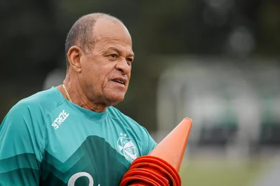 Roger Machado é apresentado e comanda primeiro treino no Juventude<!-- NICAID(15649668) -->