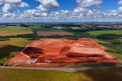 Construção da usina de etanol já mudou o cenário de trecho da BR-285 em Passo Fundo: veja o avanço da obra<!-- NICAID(16001846) -->