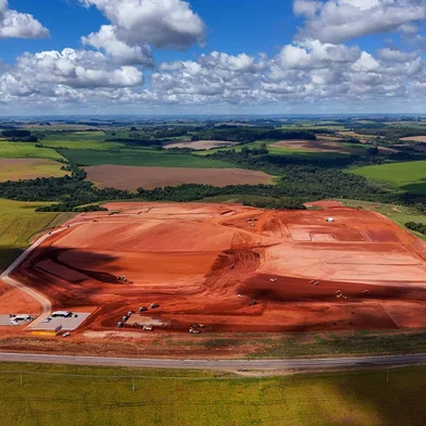Construção da usina de etanol já mudou o cenário de trecho da BR-285 em Passo Fundo: veja o avanço da obra<!-- NICAID(16001846) -->