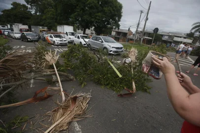 PORTO ALEGRE, RS, BRASIL - 18/01/2024 - Protesto de moradores contra falta de luz na zona Norte - FOTO: LAURO ALVES, AGÊNCIA RBS<!-- NICAID(15653780) -->