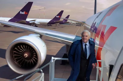 Frederick W. Smith, fundador da FedEx, morreu aos 80 anos neste sábado (22), em Memphis. A morte foi confirmada pela empresa, que tem sede na cidade, conforme o New York Times.Fred Smith foi responsável por transformar o setor de entregas com o modelo de envio expresso porta a porta. Ele fundou a empresa FedEx em 1973, após idealizar o modelo de negócio ainda como estudante de Yale, em 1965. Ele acreditava que a economia, cada vez mais automatizada, exigiria entregas rápidas e confiáveis de pequenos pacotes — ideia pela qual recebeu nota C na universidade.<!-- NICAID(16066444) -->