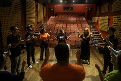 Porto Alegre, RS, Brasil, 20-05-2025: Aula de improviso do Improv Poa - Curso de Improviso em Comédia no auditório do Espaço Força e Luz. Foto: Mateus Bruxel / Agência RBSIndexador: MATEUS BRUXEL<!-- NICAID(16042554) -->