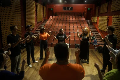 Porto Alegre, RS, Brasil, 20-05-2025: Aula de improviso do Improv Poa - Curso de Improviso em Comédia no auditório do Espaço Força e Luz. Foto: Mateus Bruxel / Agência RBSIndexador: MATEUS BRUXEL<!-- NICAID(16042554) -->