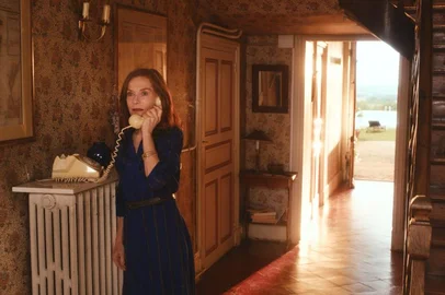 Uma Vida Sem Ele, de Laurent Larivière. O filme tem sessões de quinta a domingo, sempre às19h30min, na Sala de Cinema Ulysses Geremia, em Caxias. Na trama, Joan Verra (Isabelle Huppert) é uma mulher independente, amorosa, com espírito livre e aventureiro. Quando seu primeiro amor retorna sem aviso após anos de ausência, ela decide não contar a ele que eles tiveram um filho juntos.FOTO: Joan Verra, personagem interpretada por Isabelle Huppert<!-- NICAID(15499155) -->