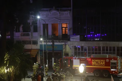 André Ávila / Agencia RBS PORTO ALEGRE, RS, BRASIL, 05-11-2025: Bombeiros ainda trabalham em foco de incêndio no casarão do centro de POA. Na foto: Bombeiros usam escada magiros que veio de Caxias para a ocorrência, já que a única de Porto Alegre está em manutenção (Foto: André Ávila/Agência RBS)<!-- NICAID(16161587) -->