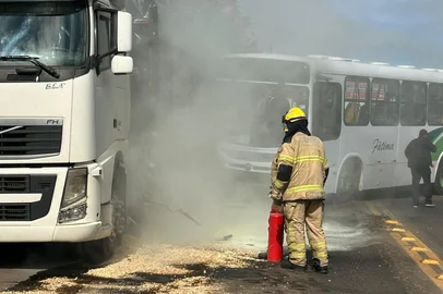 Colisão entre ônibus e caminhão causa vazamento e bloqueia o trânsito na BR-158 em Cruz Alta<!-- NICAID(16044589) -->