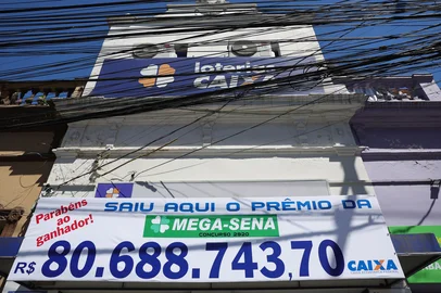 Porto Alegre, RS, Brasil — A aposta vencedora da Mega-Sena foi registrada na Lotérica Loterias da Sorte, também conhecida como Loteria A 99, localizada no tradicional bairro Azenha, em Porto Alegre. O ponto de sorte fica próximo ao cruzamento da Avenida da Azenha com a Bento Gonçalves, região de intenso movimento comercial e histórico da capital gaúcha.Indexador: jeff botega<!-- NICAID(16135145) -->