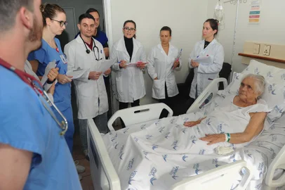 CAXIAS DO SUL, RS, BRASIL, 01/11/2023. A reportagem acompanhou o Projeto Visita Clínica, no Hospital Virvi Ramos. A iniciativa rendeu prêmio ao hospital ao evitar que pacientes sejam internados novamente, principalmente em cenários de vulnerabilidade social. (Bruno Todeschini/Agência RBS)Indexador: BTK<!-- NICAID(15586064) -->