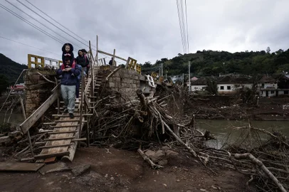 Sinimbu, RS, Brasil, 28-05-2024: Moradores atravessam por uma ponte destruída pela enchente do Rio Pardinho. Foto Mateus Bruxel / Agencia RBSIndexador: Mateus Bruxel<!-- NICAID(15775528) -->