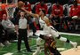 Com 14 jogadores pontuando, Bucks arrasam com Atlanta e empatam final do Leste