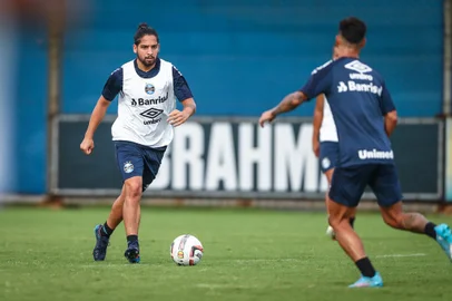 RS - FUTEBOL/ TREINO GREMIO 2022 - ESPORTES - Jogadores do Gremio realizam treino tÃ©cnico durante a manha desta sexta-feira, no CT Luiz Carvalho, na preparaÃ§Ã£o para a partida valida pelo Campeonato Gaucho 2022. FOTO: LUCAS UEBEL/GREMIO FBPANa foto: Martín Benítez<!-- NICAID(15072542) -->