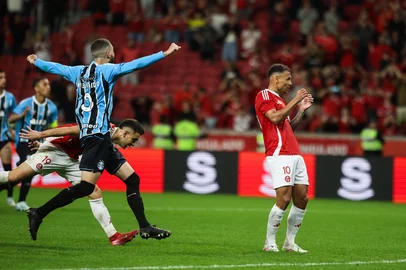 PORTO ALEGRE, RS, BRASIL, 21-09-2025: Em jogo válido pela 24ª rodada do Brasileirão, o Grenal 448 iniciou com uma carga extra de tensão com os dois treinadores ameaçados de perderem seus cargos.  No primeiro turno, o resultado foi 1 a 1 na Arena.  Foto: Renan Mattos/Agência RBS<!-- NICAID(16129943) -->