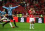 Grêmio vence Gre-Nal, ultrapassa Inter na tabela e provoca queda de Roger Machado