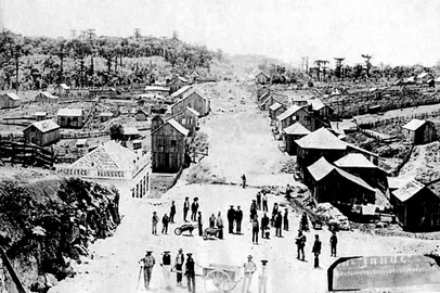Conhecida como Fundos de Nova Palmira, a Colônia Caxias, que recebeu esta denominação em 1877, mas foi fundada em 1875, com a denominação de Fundos de Nova Palmira. Na foto, obras de nivelamento na Rua Silveira Martins, atual Avenida Júlio de Castilhos, entre as Ruas Andrade Neves e Vereador Mário Pezzi. <!-- NICAID(14259279) -->