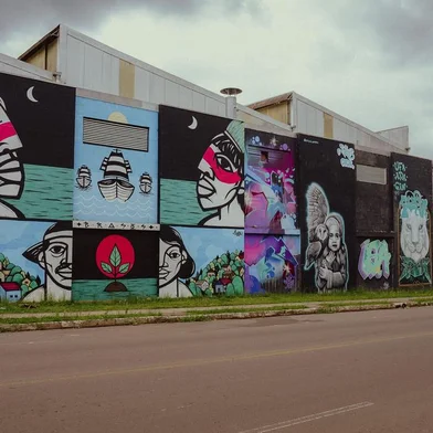 Com alta procura, Fluência Casa Hip Hop abre lista de espera para oficinas gratuitas de capacitaçãoAtividades integram o projeto IN.Fluenciando a ZNDevido à alta procura por inscrições, a Fluência Casa Hip Hop abriu lista de espera para quatro oficinas gratuitas de capacitação voltadas ao público adulto de Caxias do Sul e região. São elas: Educação Financeira, Produção Cultural, Arte Educador e Gestão de Carreira Artística. As atividades integram o projeto IN.Fluenciando a ZN, contemplado pelo edital FAC Territórios Criativos, da Secretaria Estadual da Cultura do Rio Grande do Sul. Para aderir à lista, basta preencher o formulário disponibilizado no perfil do Instagram @fluenciacasahiphop, clicando no link da bio.<!-- NICAID(15341597) -->