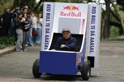 PORTO ALEGRE, RS, BRASIL, 07-08-2026: O skatista Sandro Dias, o Mineirinho, durante evento teste do carrinho inspirado na "rampa" do Centro Administrativo Fernando Ferrari (CAFF) na Pucrs. O atleta vai utilizar o veículo no "RedBull Ladeira Abaixo" em novembro, em São Paulo. Foto: Mateus Bruxel/Grupo RBSIndexador: MATEUS BRUXEL<!-- NICAID(16342173) -->