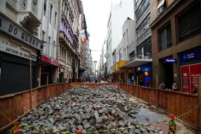 Porto Alegre, RS, Brasil - 14/11/2023 - Obras do Quadrilátero Central chegam às ruas Dr. Flores e dos Andradas e afetam fluxo de pessoas e trabalho dos lojistas. FOTO: JONATHAN HECKLER, AGÊNCIA RBS<!-- NICAID(15596657) -->