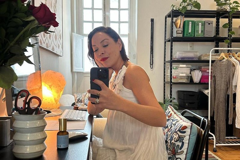 Júlia Almeida, filha de Manoel Carlos, reflete sobre cicatrizes e processo de autoaceitação em publicação no Instagram.<!-- NICAID(15746059) -->