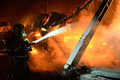 INCÊNDIO DE GRANDES PROPORÇÕES ATINGIU UM PRÉDIO COMERCIAL NO BAIRRO GERMÂNIA, EM SANTA CRUZ DO SUL, NA MADRUGADA DESTE SÁBADO, 18, POR VOLTA DA 1H05.<!-- NICAID(16268619) -->