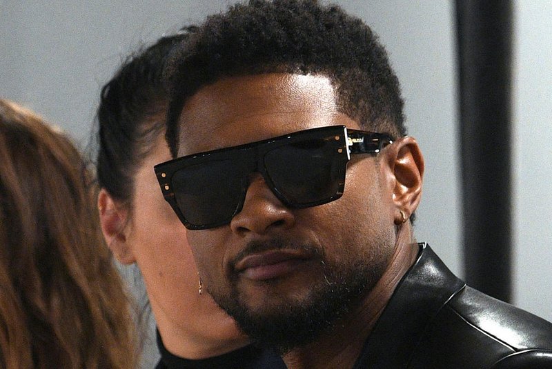 US singer Usher Raymond IV aka Usher attends the Balmain Women's Fall-Winter 2020-2021 Ready-to-Wear collection fashion show in Paris, on February 28, 2020. (Photo by Anne-Christine POUJOULAT / AFP)Editoria: ACELocal: ParisIndexador: ANNE-CHRISTINE POUJOULATSecao: celebrityFonte: AFPFotógrafo: STF<!-- NICAID(15549602) -->