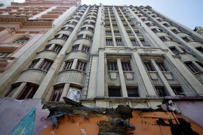 Porto Alegre, RS, Brasil, 01-03-2023: Situação do prédio do antigo cinema Imperial, na praça da Alfândega. No local, deveria funcionar um centro cultural, mas obra se arrasta há anos. Foto: Mateus Bruxel / Agência RBSIndexador: Andre Avila<!-- NICAID(15362900) -->