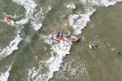 Barco naufraga em Imbé - Foto: Reginaldo Leal/ Divulgação <!-- NICAID(15971570) -->